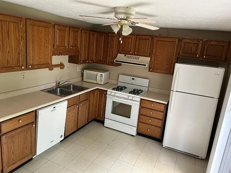 406 Hickory Cir — Photo 5