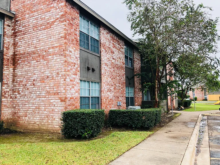 2500 College St — Photo 1