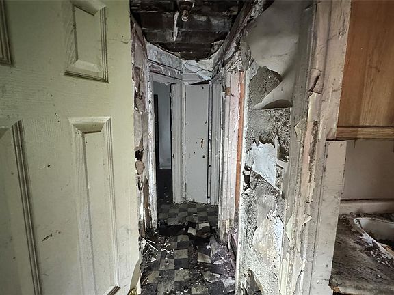 4th image of 18440 Hickory St