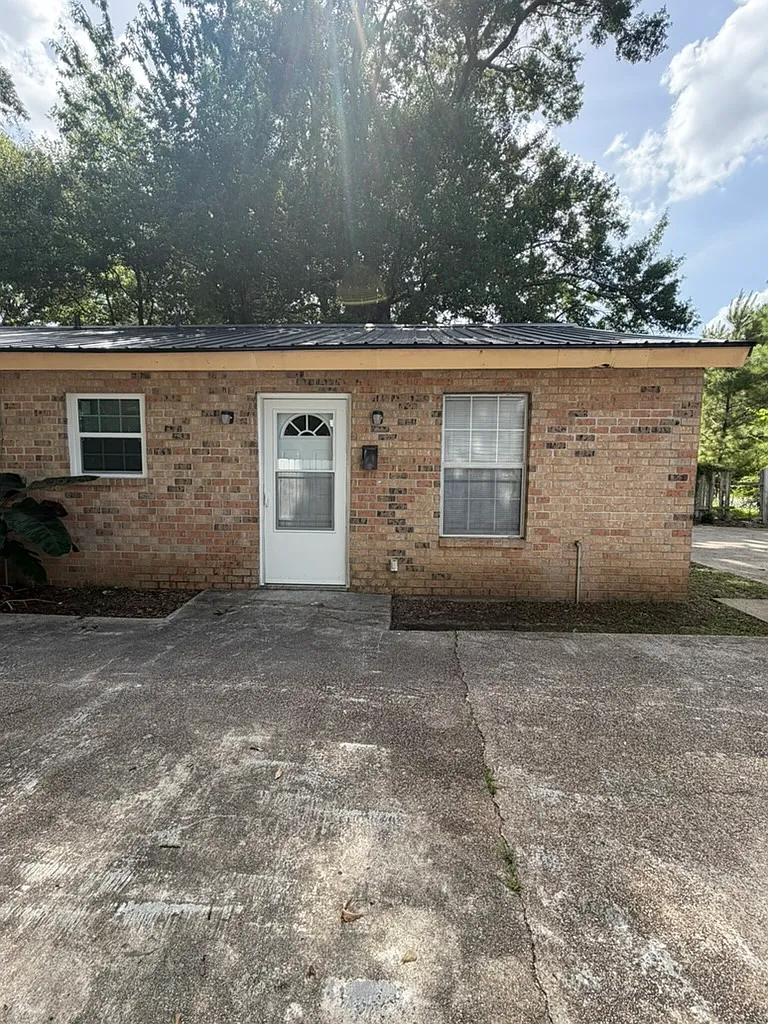 114 Webb Street - B — Photo 2