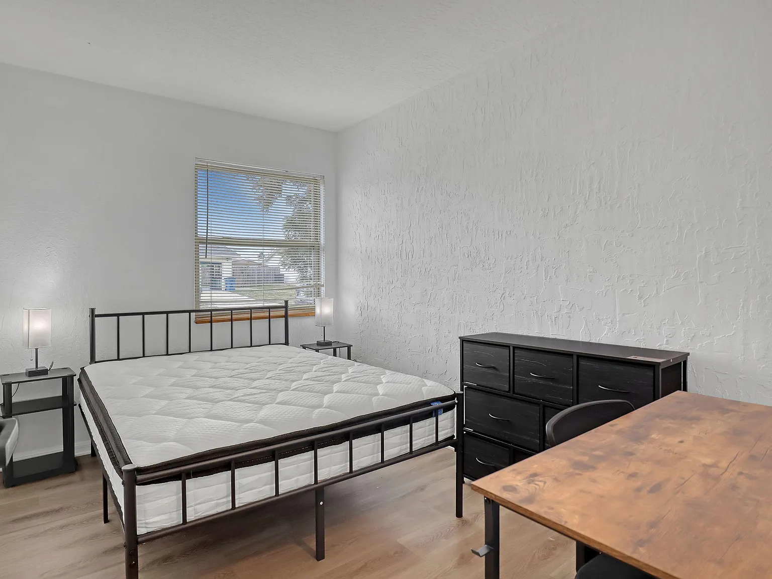 4 bed, 2.0 bath, 1316 sqft, $810 — Photo 2