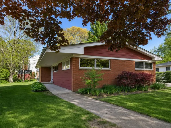 2111 Parkview Ct, Wilmette, IL 60091