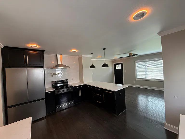 215 Walnut St — Photo 4