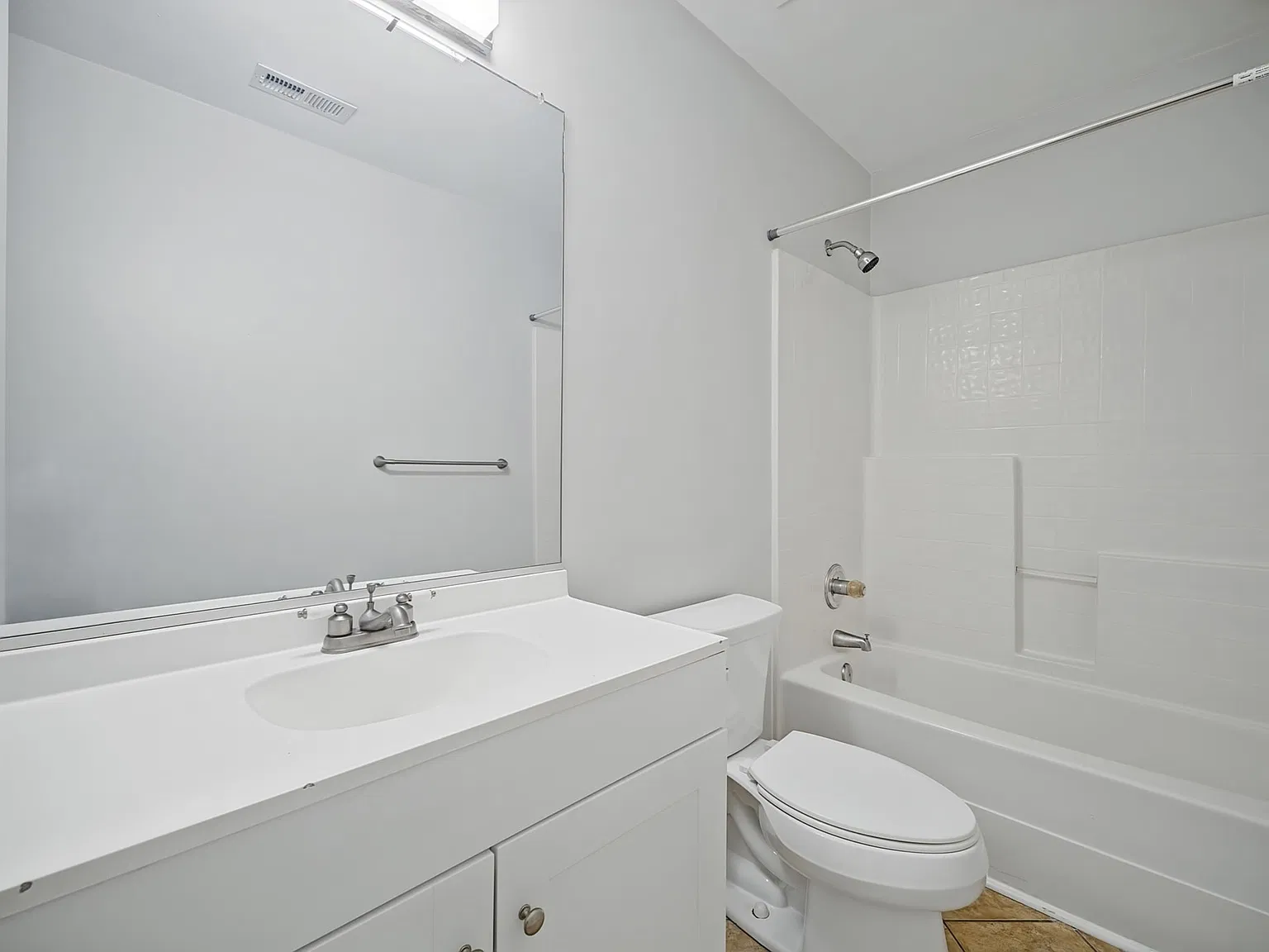 4 bed, 2.5 bath, 2400 sqft, $2,750 — Photo 2