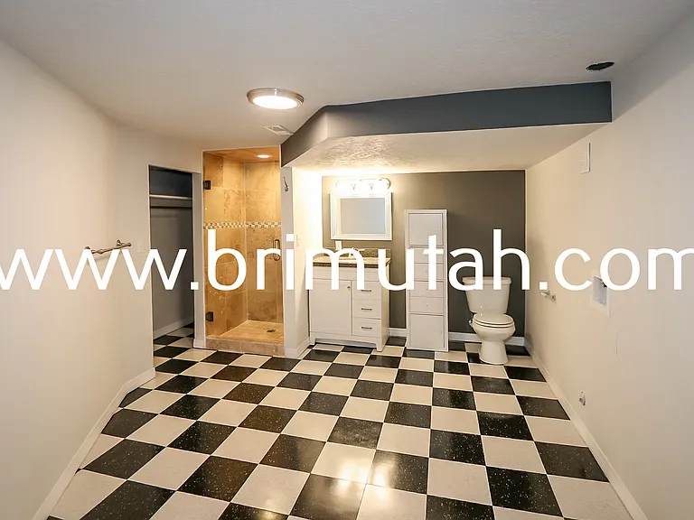 1105 E Laird Ave — Photo 14