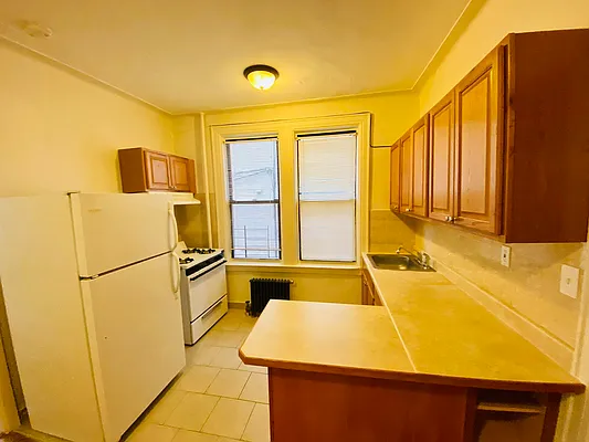 Rented by Zikos Realty Services | media 11