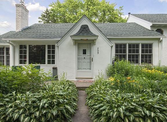 3rd image of 209 Kenwood Dr E