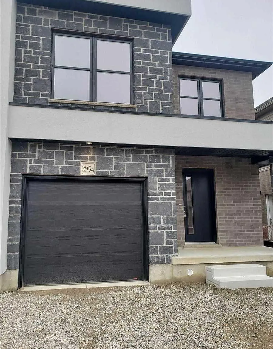 4 bed, $2,300 — Photo 1