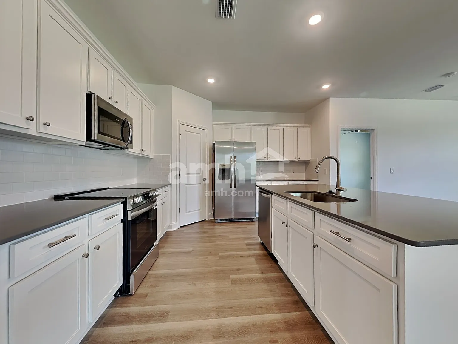 3 bed, 2.0 bath, 1700 sqft, $2,470 — Photo 3