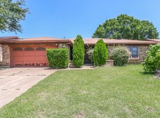 929 W Embercrest Dr, Arlington, TX 76017