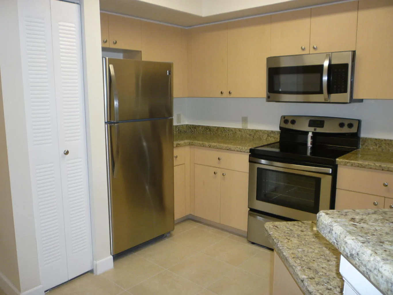 3 bed, 2.0 bath, 1300 sqft, $2,200 — Photo 3