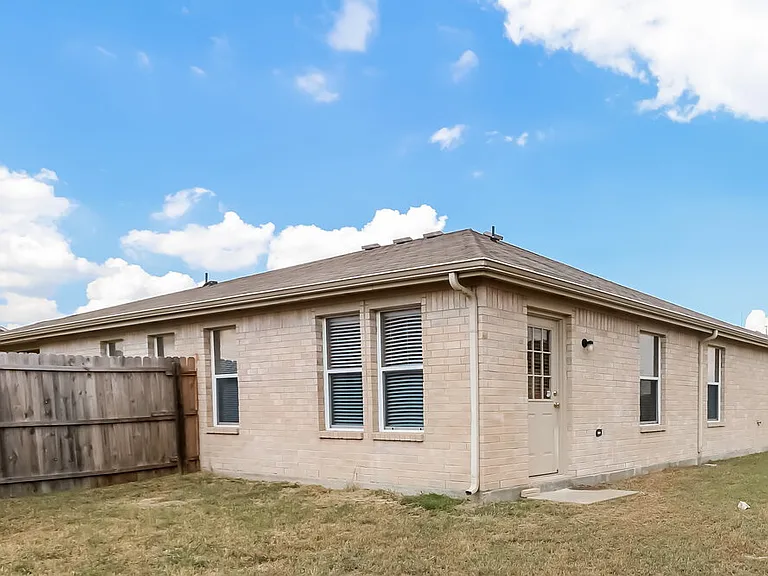 1324 Burleson St — Photo 15