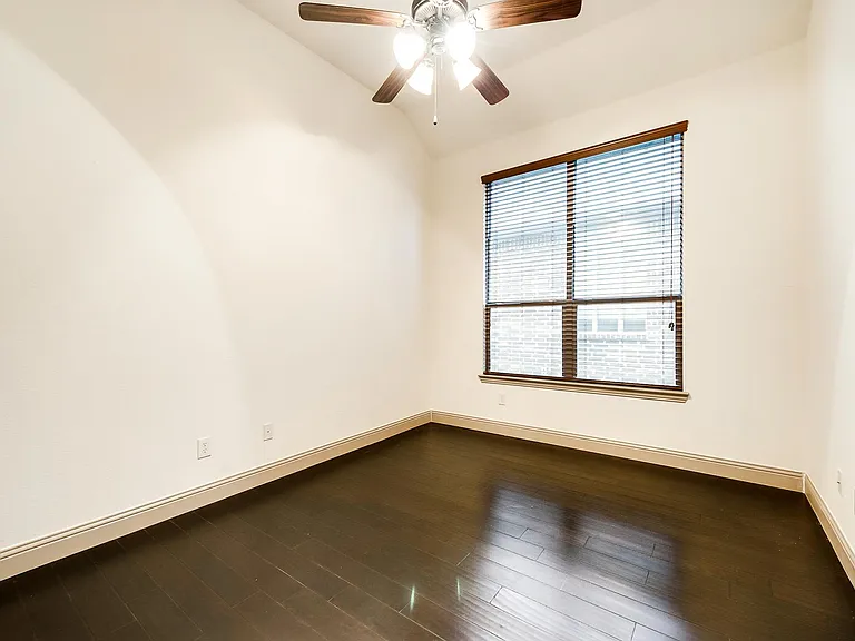 1025 Dunhill Ln — Photo 3