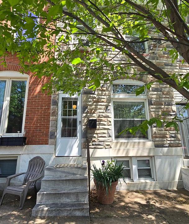 1st image of 925 S Clinton St