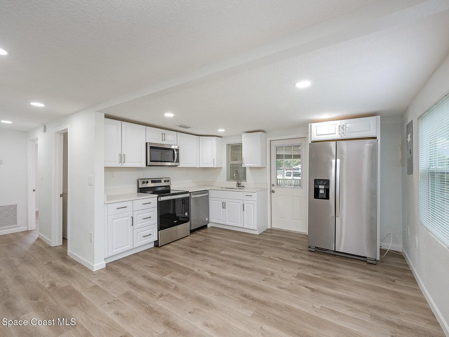 3 bed, 2.0 bath, 1008 sqft, $2,050 — Photo 4