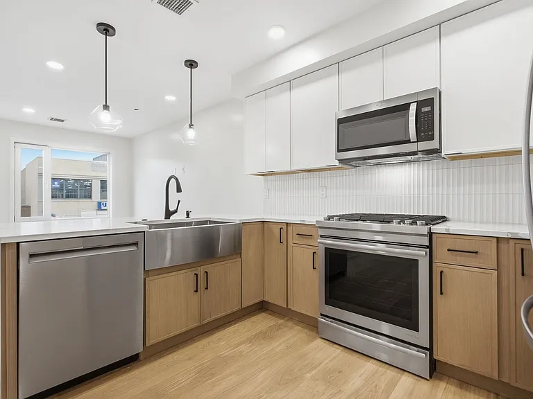 457 W Broadway #203 — Photo 2