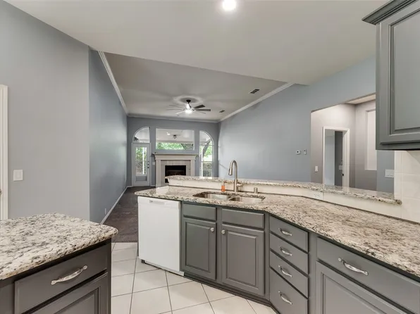 828 Abbots Ln, Denton, TX 76205
