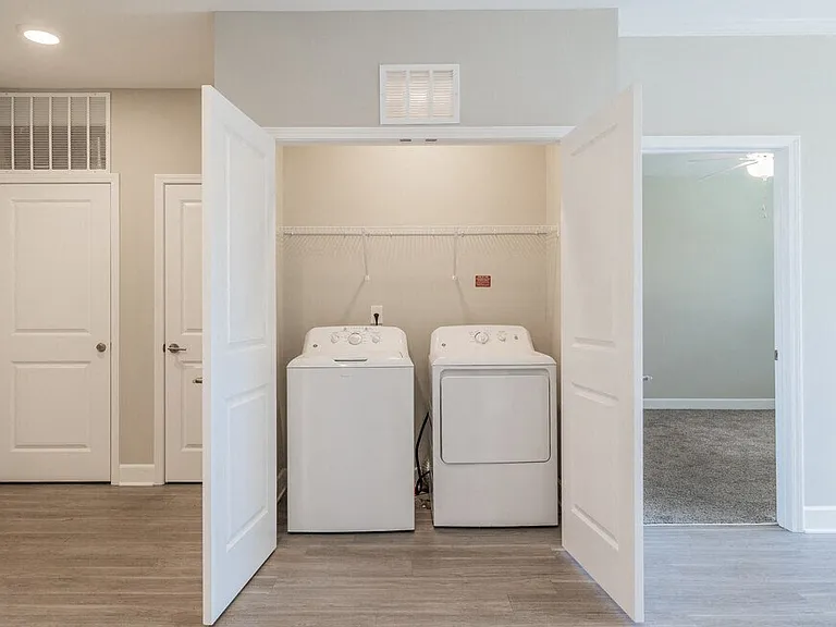360 Hilliard Apartments — Photo 6