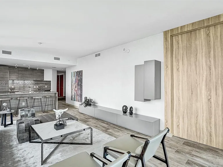 650 NE 32nd St #1001 — Photo 9