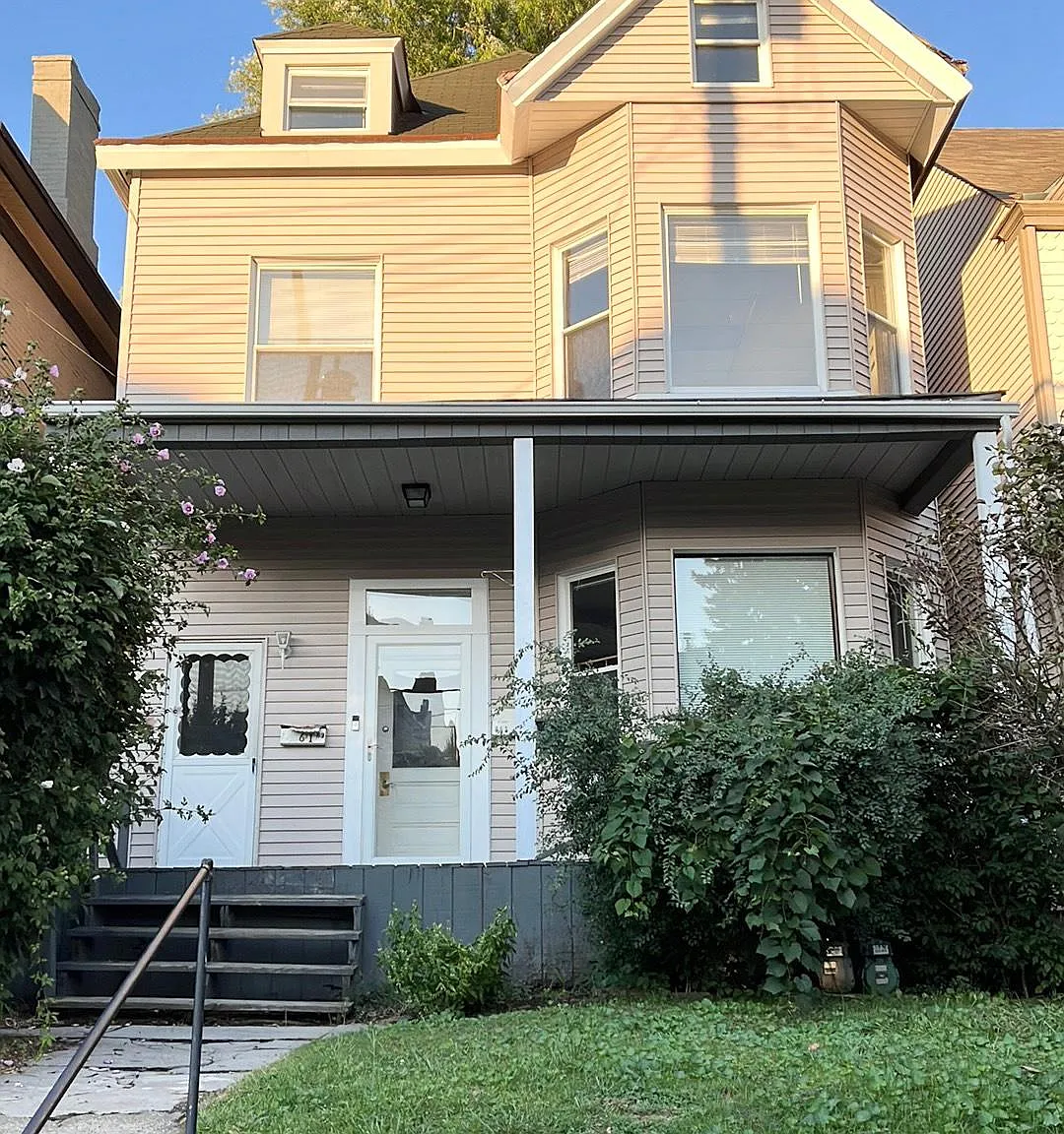 661 College St — Photo 1