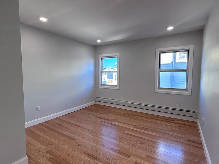 546-550 E 25th St #2 — Photo 7