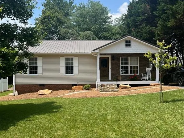 144 Strawberry Ln, Mount Airy, NC 27030