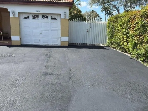 19712 NW 82nd Pl, Hialeah, FL 33015