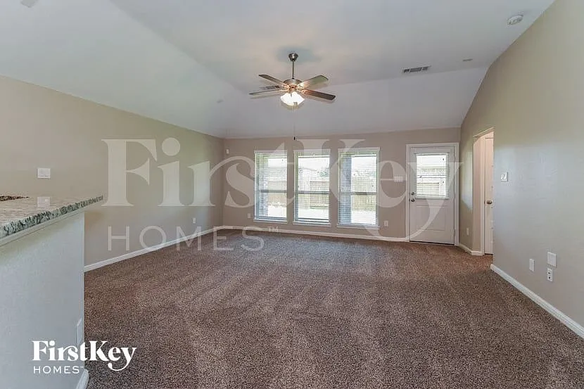 3 bed, 2.0 bath, 1709 sqft, $2,655 — Photo 3