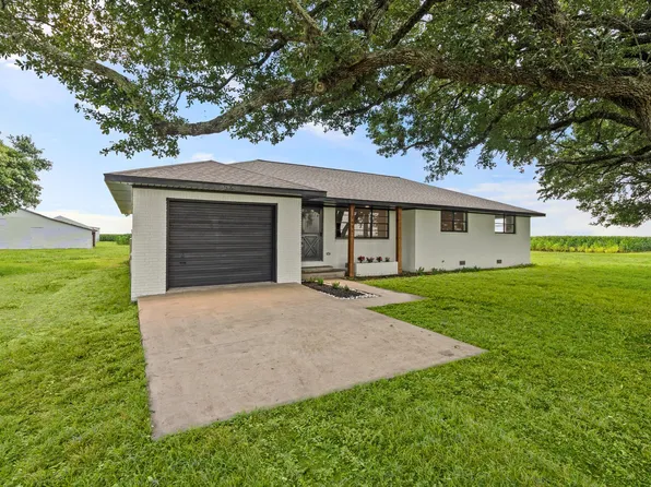 2606 Long Ln, Wallis, TX 77485