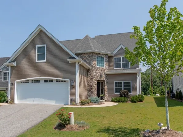 67 Bluffs Ct, Hamburg Boro, NJ 07419