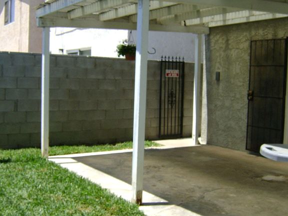 Covered Patio w/Block Wall