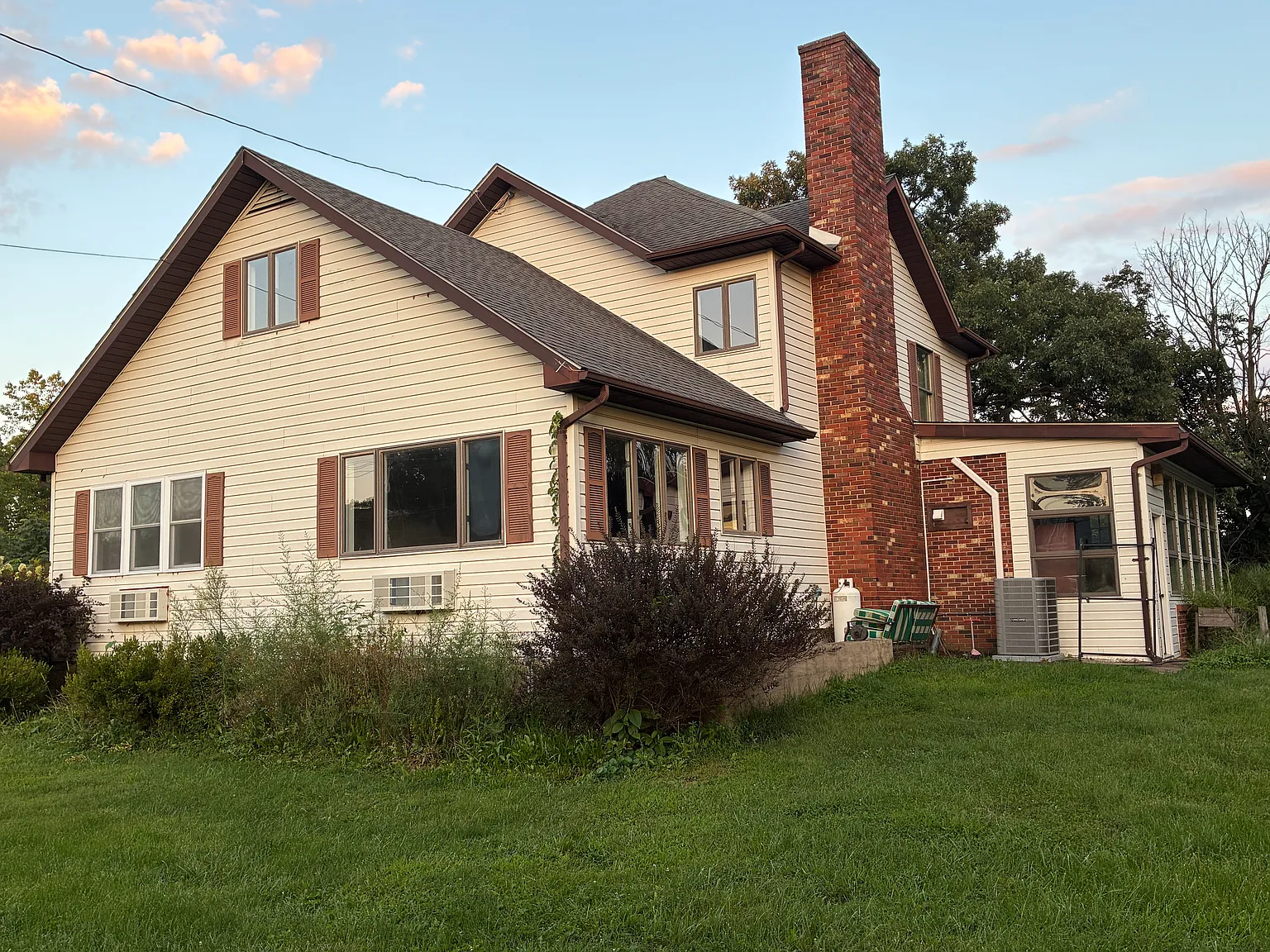 5 bed, 3960 sqft, $2,900 — Photo 2