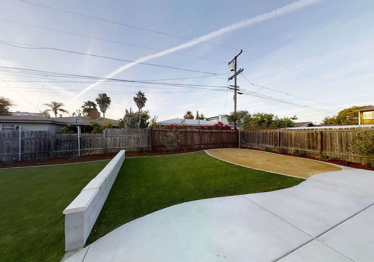 4BD/2BA, Spacious Yard — Photo 2