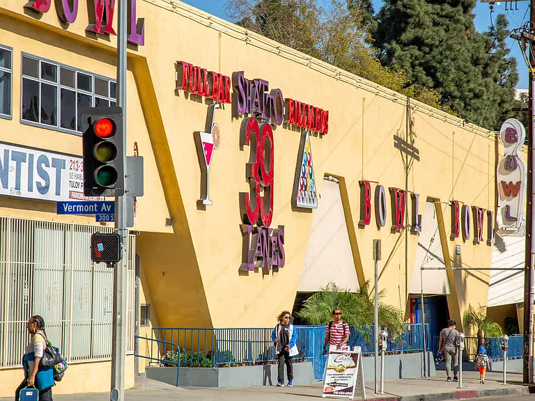 Nearby entertainment and recreation destinations.