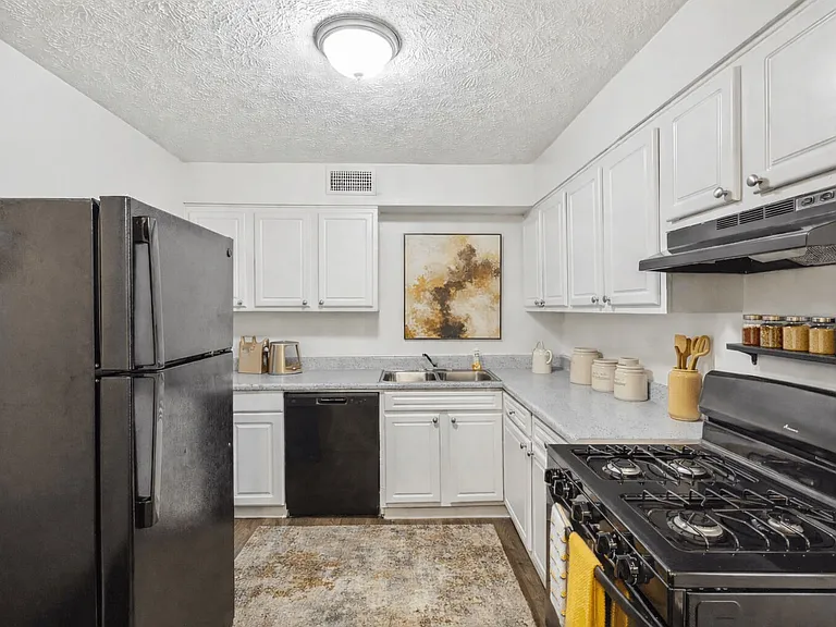 Emerald Pointe — Photo 9