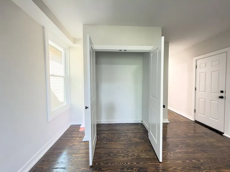 560 Howard Ave — Photo 26