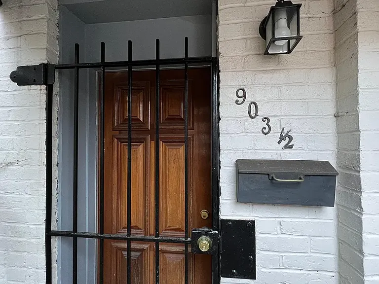 903 1/2 C St NE #B — Photo 2