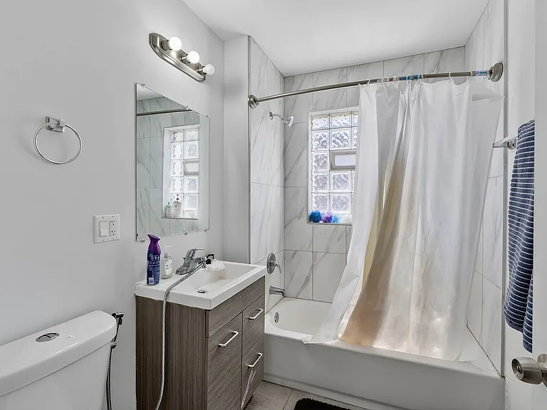6565 N. Lakewood Renovated Rogers Park Apartments — Photo 52