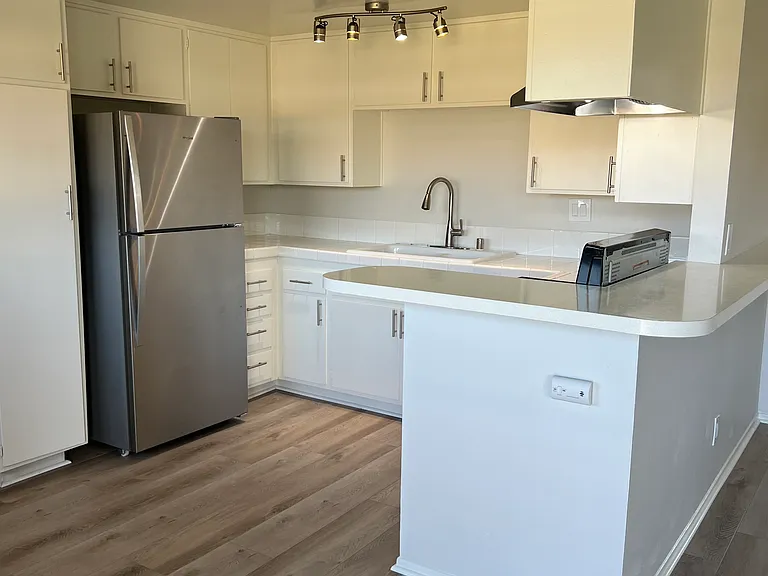 1021 E Cypress Ave — Photo 15