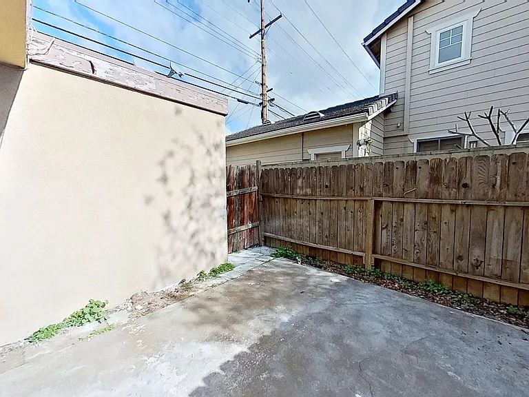 437-443 W Valencia Dr — Photo 21