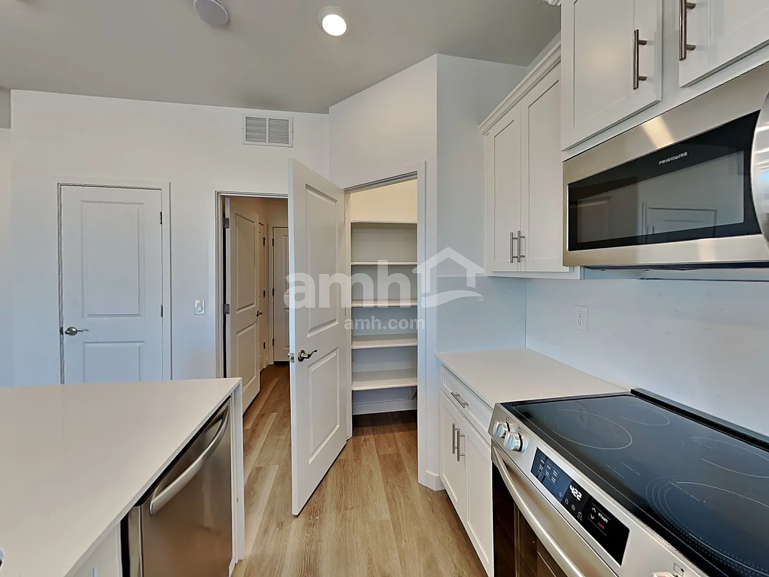 3 bed, 2.5 bath, 1646 sqft, $2,220 — Photo 3
