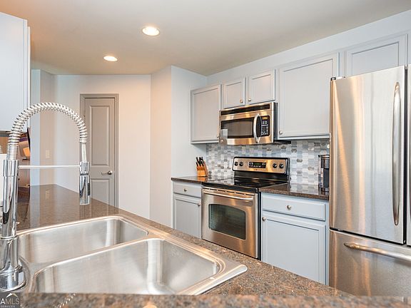 5th image of 3040 Peachtree Rd NW Unit 212