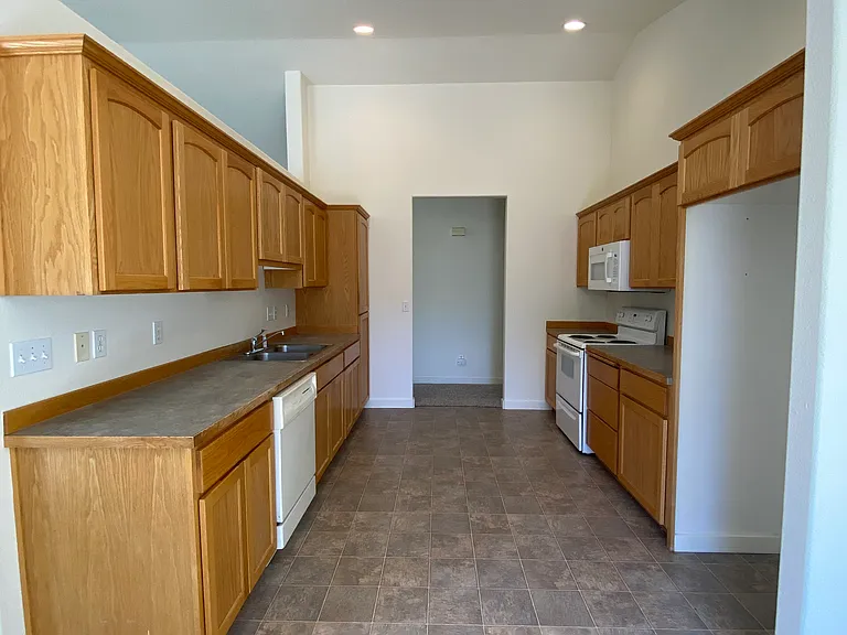 1950 SW 36th St — Photo 13