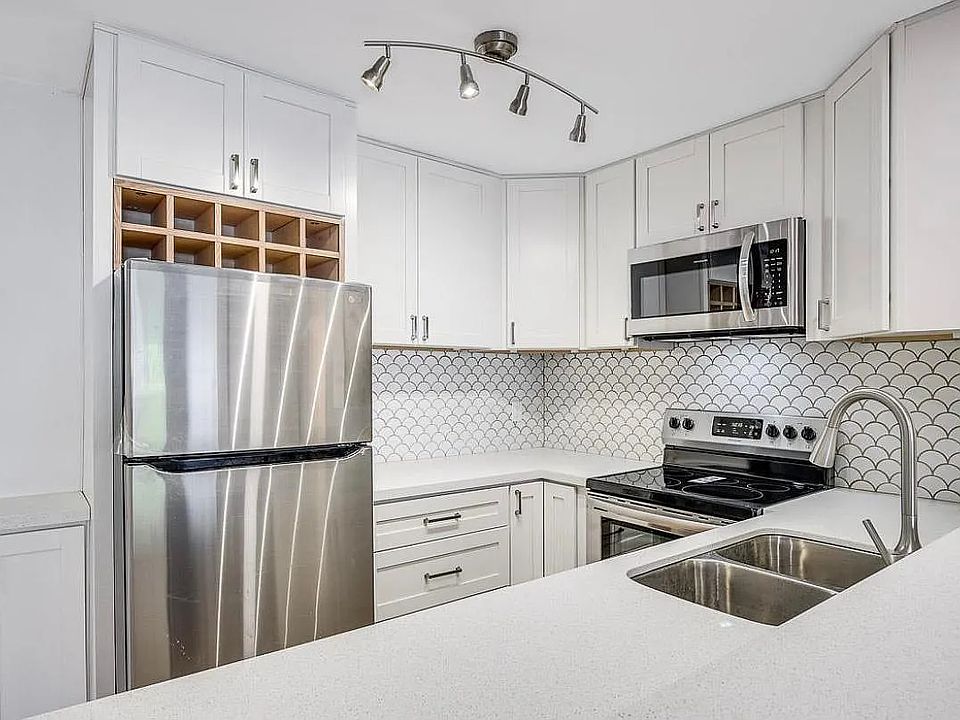 Kitchen w/ SS appliances (electric oven and range)