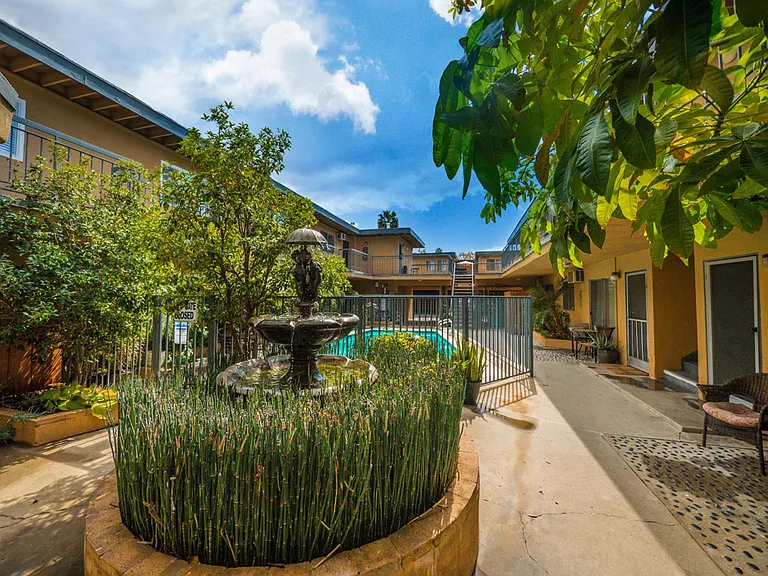 10736 Magnolia Blvd — Photo 3