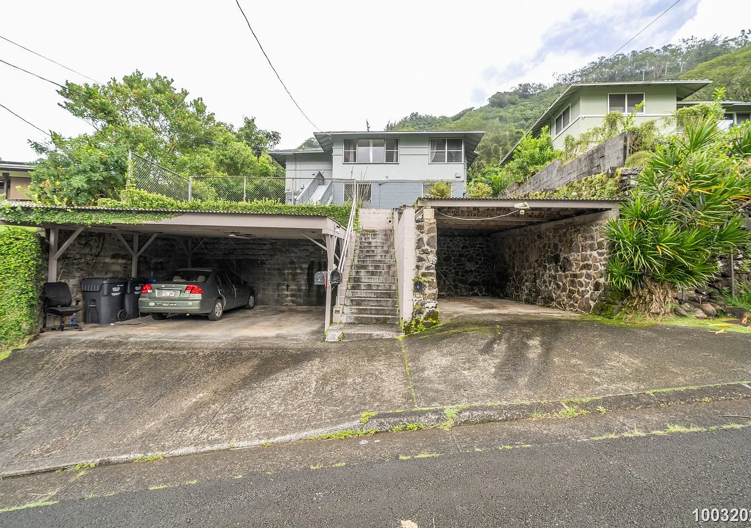 Recently Renovated 2BR/1BA/2 tandem PKG (covered & uncovered) in Kalihi Valley! — Photo 1