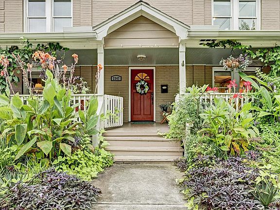 Green fingers lives here. It's a true oasis in the city within walking distance of Rice Village or ride your bike to the Med Center.