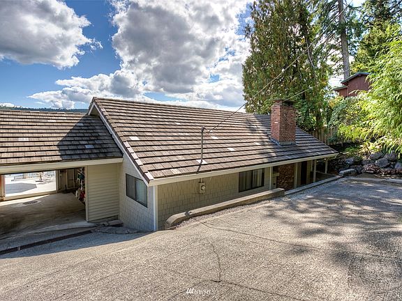 Main view of the front of the house. >