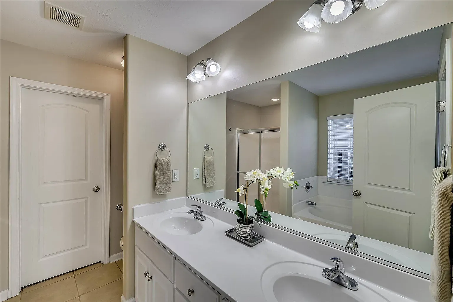 613 Dunrobin Ln — Photo 3