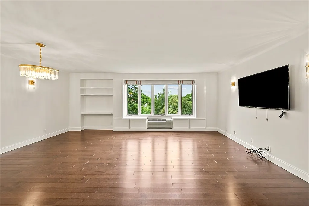 2 bed, 2.0 bath, 1180 sqft, $4,995 — Photo 2